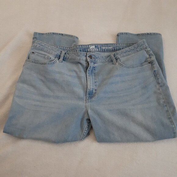 Lee Riders Women's Size 20M Light Wash Mid Rise Capri Denim Jeans - Picture 2 of 12